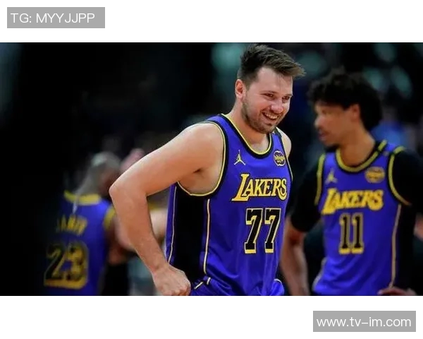 里夫斯分析詹姆斯如何利用东契奇被包夹后的4打3优势进行进攻 里夫斯分析詹姆斯如何利用东契奇被包夹后的4打3优势进行进攻